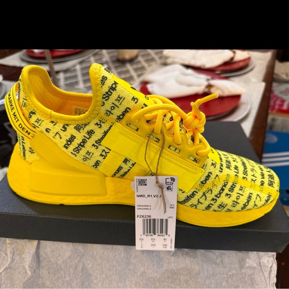 Adidas NMD R1 sneaker core black yellow size 7 kids, 8.5 women new & auth
